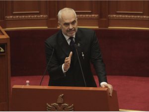 Rama ironi me protestuesit dhe Bashën: Ç’faj kam unë që i prishet pllaka Lulzimit. Lyejmë shtyllat me graso që mos…