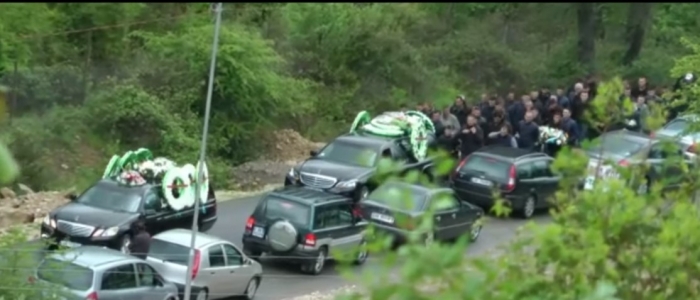 U EKZEKUTUAN MBRËMJEN E SË DIELËS, PËRCILLEN PËR NË BANESËN E FUNDIT DY KUSHËRINJTË NGA LAÇI