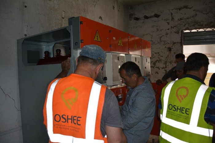 VIJOJNË PUNIMET NËPËR KABINA, DISA ZONA TË TIRANËS NGELEN PA ENERGJI ELEKTRIKE