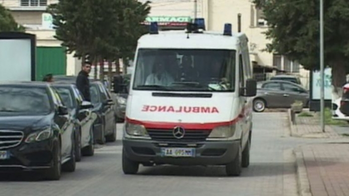E RËNDË NË TIRANË/ VETËHIDHET NGA PALLATI GRUAJA, VDES NË VEND