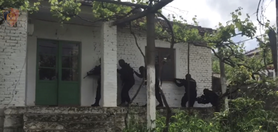 FOTO/ Në Velipojë, policia zbulon një arsenal armësh në shtëpinë e pabanuar