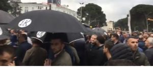 LIVE nga Kryeministria/ Nis protesta, qytetarët drejt godinës së qeverisë