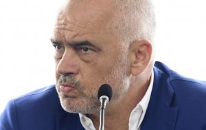 Rama reagon ashpër: I mahnitur nga kazanët dhe ligësitë e të dëshpëruarve