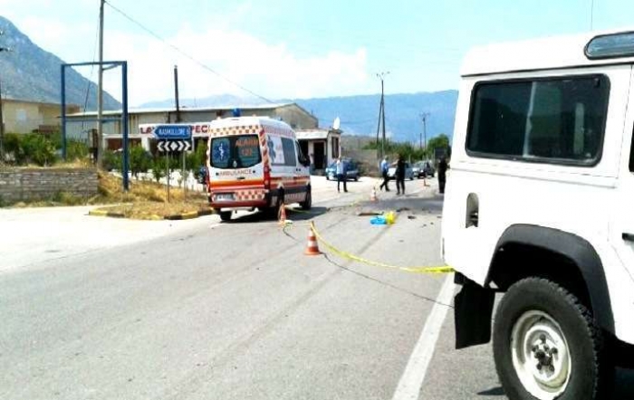 MAKINA DEL NGA RRUGA, PLAGOSEN RËNDË 3 PERSONA, ME URGJENCË NË SPITAL