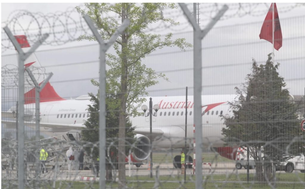 Grabitja në aeroport/ Pse policia nuk mund të futet me armë në pistë
