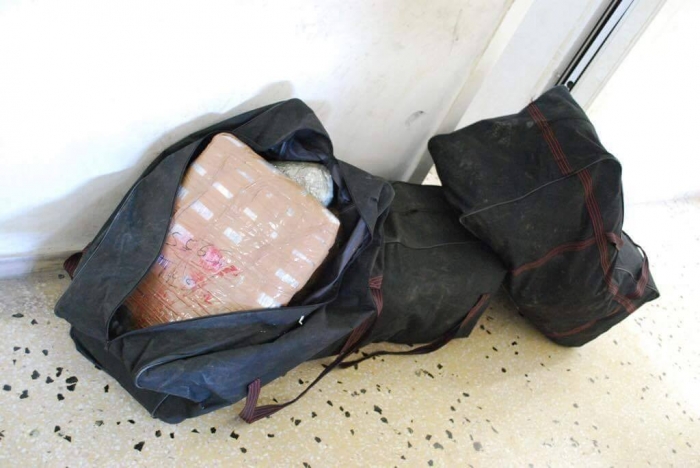 TRANSPORTONIN NË KËMBË TRE ÇANTA ME DROGË, ARRESTOHEN DY SHQIPTARËT NË IGUMENICË
