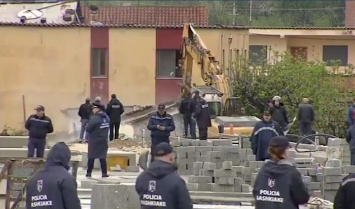 ‘DËGJONI KËMBANAT E ALARMIT’, BASHA: DO MBAJNË PËRGJEGJËSI ATA QË SULMUAN ME GAZ NË SHTËPITË E QYTETARËVE