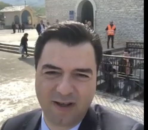 Basha në Laç: Zoti i bashkoftë shqiptarët për të çliruar Shqipërinë nga padrejtësitë, të na ndriçojë…