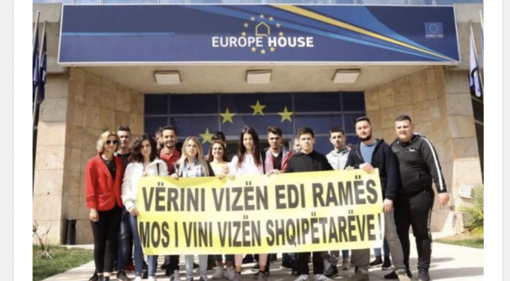 FOTOLAJM/Të rinjtë protestë para selisë së BE-së: Vërini vizën Edi Ramës, mos i vini vizën shqiptarëve