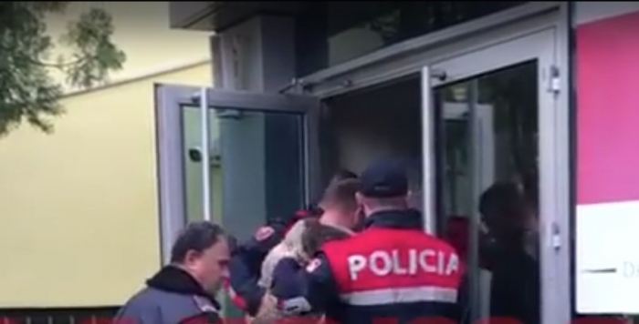VËLLA DHE MOTËR U KAPËN ME MINA NË LEZHË, VAJZA SHTATZËNË MBËRRIN DUKE QARË NË GJYKATË
