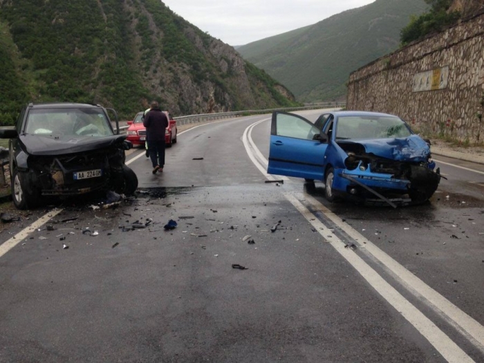 AKSIDENT I RËNDË NË FIER, PËRPLASEN DY AUTOMJETE, 4 TË PLAGOSUR DHE NJË NË GJENDJE TË RËNDË
