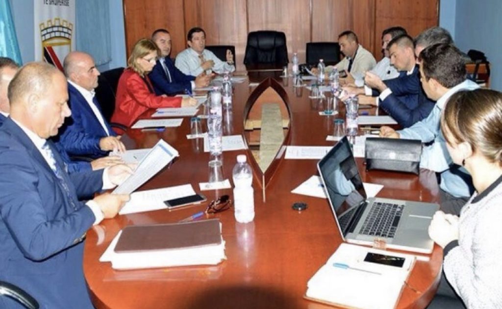 Krerët e bashkive të djathta takohen me Bashën