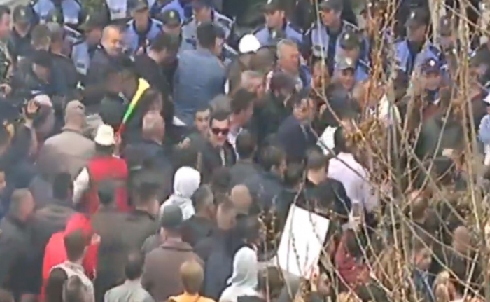 TENSIONE TE PARLAMENTI, PROTESTUESIT TENTOJNË TË THYEJNË KORDONIN E POLICISË