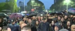 Paloka thirrje protestuesve: Ndiqni kryetarin Basha, nisni marshimin drejt…
