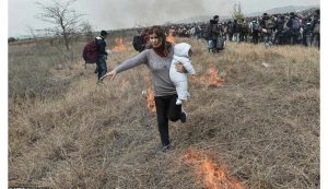 Me fëmijët në krahë, nënat emigrante vrapojnë mes flakëve