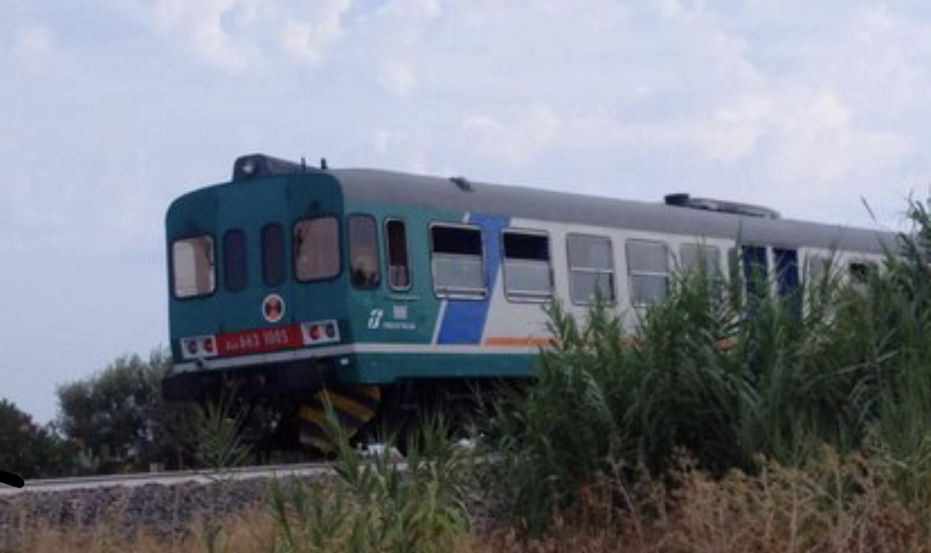 Treni i linjës Shkodër-Vorë përplas makinën