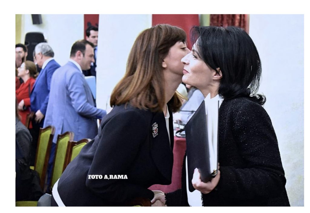 FotoLajm/ “Puthja” e gabuar e Avokates së Popullit me Kryeprokuroren e Përkohshme