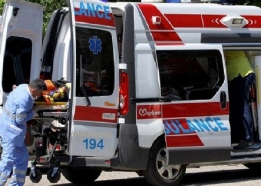 Aksident me vdekje në Elbasan, 27-vjeçari lihet në mes të rrugës