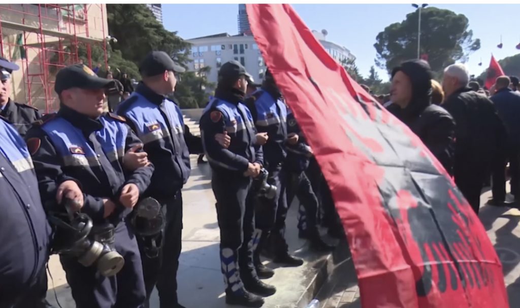 Zëri i Amerikës: Në Shqipëri po rritet paqëndrueshmëria politike