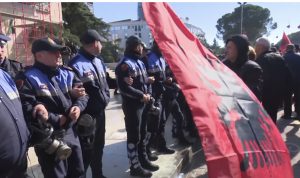 Zëri i Amerikës: Në Shqipëri po rritet paqëndrueshmëria politike
