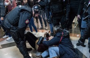 “Njerëzit të pakënaqur me regjimet shumëvjeçare e të korruptuara”, VOA: Ballkani Perëndimor, në darën e protestave
