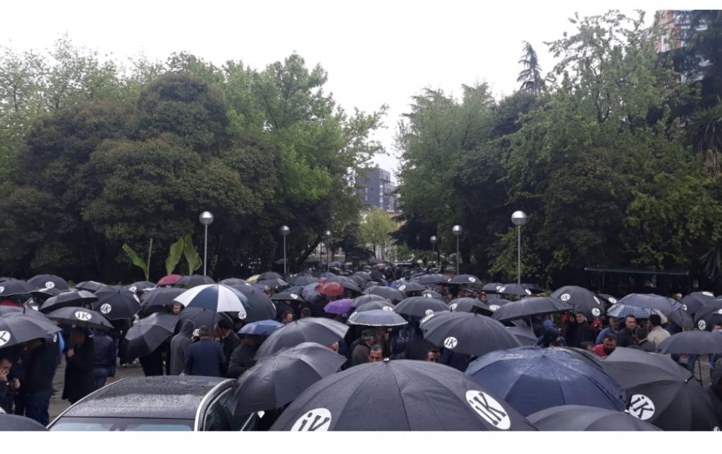 FOTO/LAJM- Nis mbledhja e protestuesve të opozitës, shihni çfarë shkruhet në çadrat e tyre