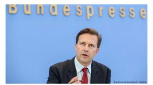 Zëdhënësi i Merkel i prerë : Asnjë marrëveshje Kosovë – Serbi që ta vuajë rajoni