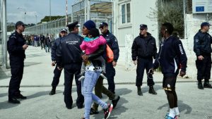 Kaos në Selanik, qindra refugjatë po tentojnë të hyjnë në Maqedoninë e Veriut