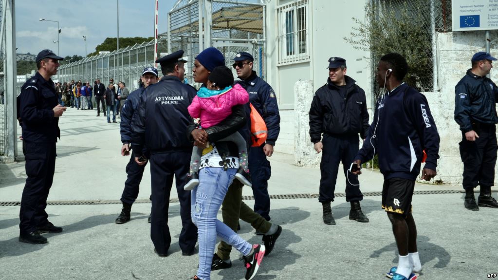 Kaos në Selanik, qindra refugjatë po tentojnë të hyjnë në Maqedoninë e Veriut