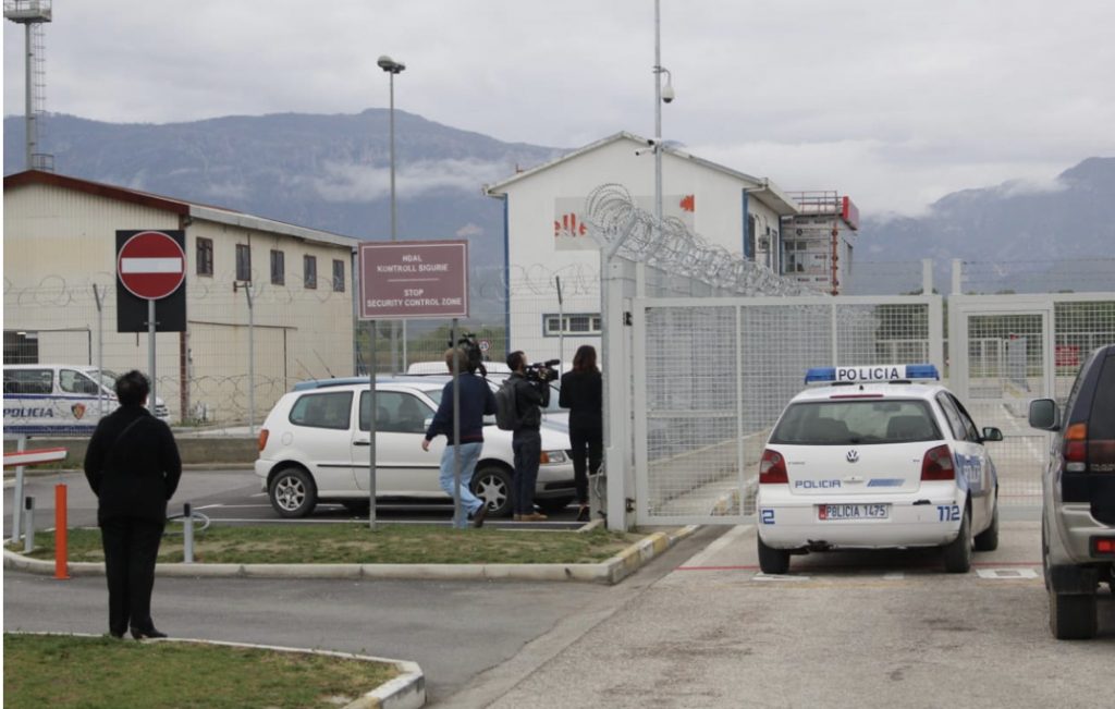 Grabitja në Rinas/ Përplasja me armë mes grabitësve dhe policisë