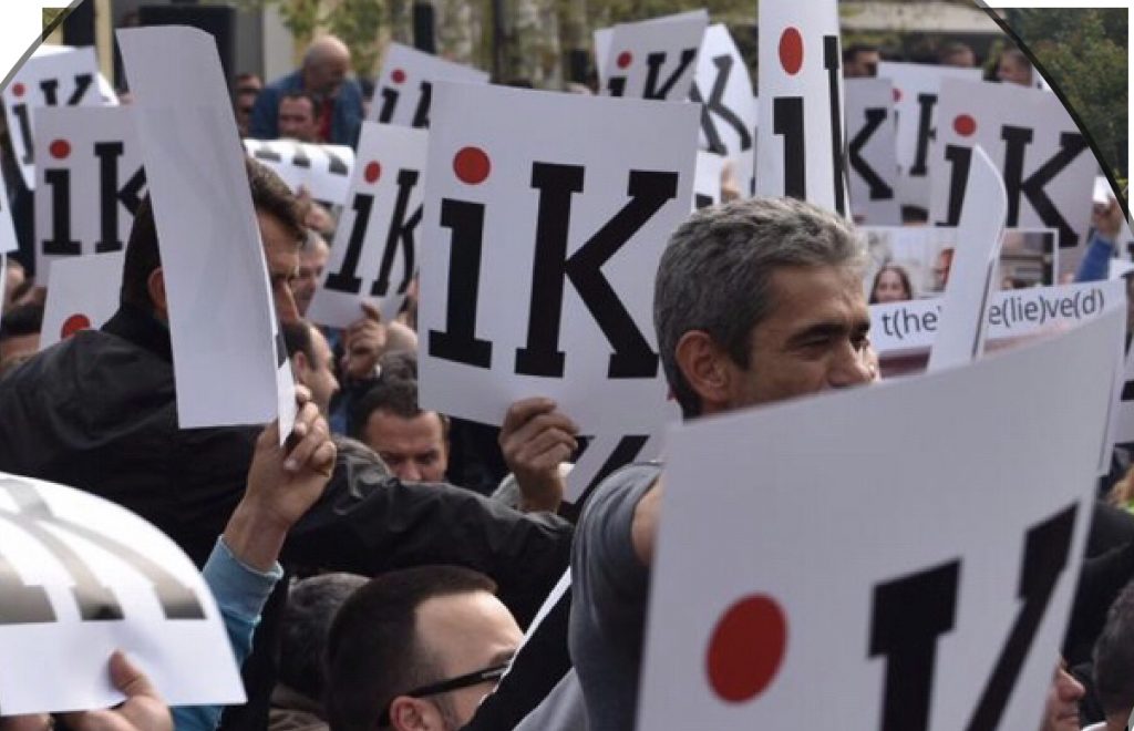 Opozita protestë  para Parlamentit. Të rinjtë me këpucë në dorë do të…