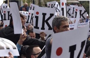 Opozita protestë  para Parlamentit. Të rinjtë me këpucë në dorë do të…