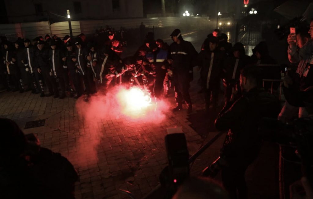 Protesta e opozitës, lëndohet efektivi i policisë, fishekzjarri e djeg në fytyrë-FOTO