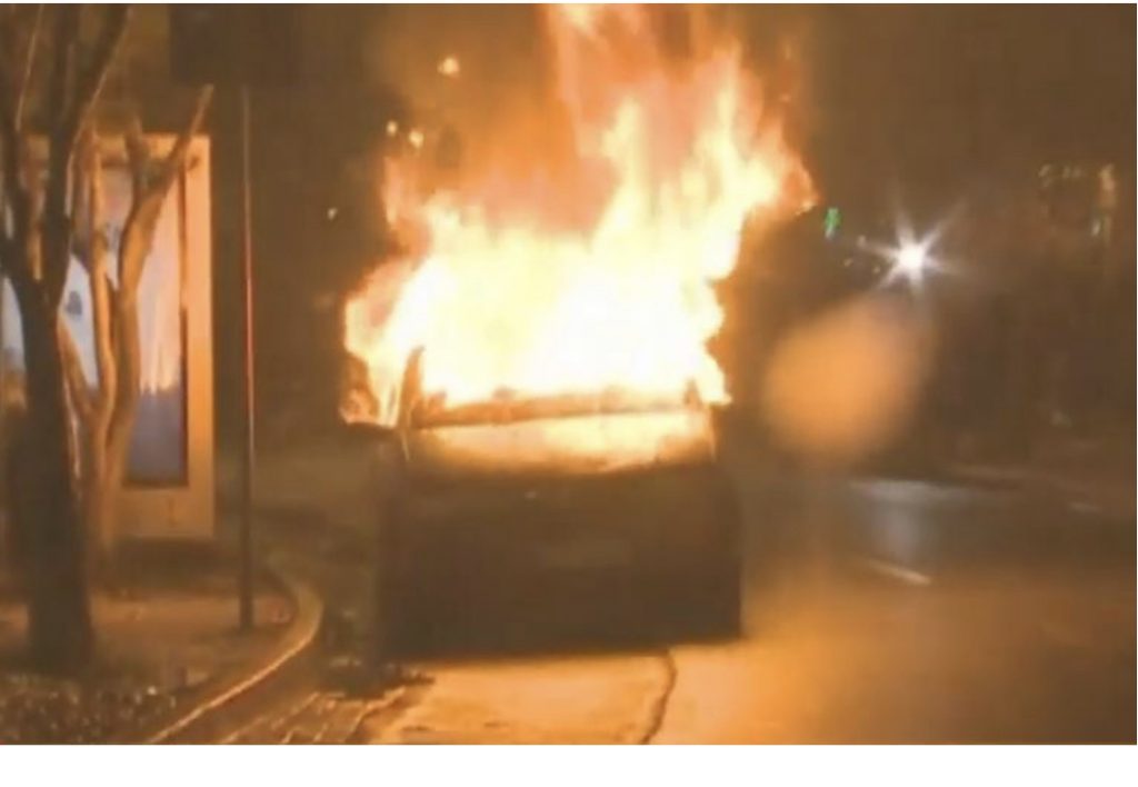 Protesta e opozitës, shpërthen një makinë te Parlamenti​