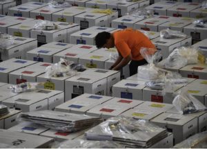 INDONEZI/Mbi 270 komisionerë vdesin duke numëruar votat
