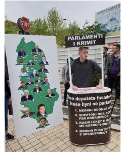 FOTOT/Hani, pini dhe rrëmbeni, mbushni xhepat, mbushni arkat, të pabrekë ju gjetiu dreka, milionerë ju gjeti darka”