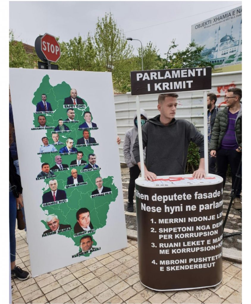 FOTOT/Hani, pini dhe rrëmbeni, mbushni xhepat, mbushni arkat, të pabrekë ju gjetiu dreka, milionerë ju gjeti darka”