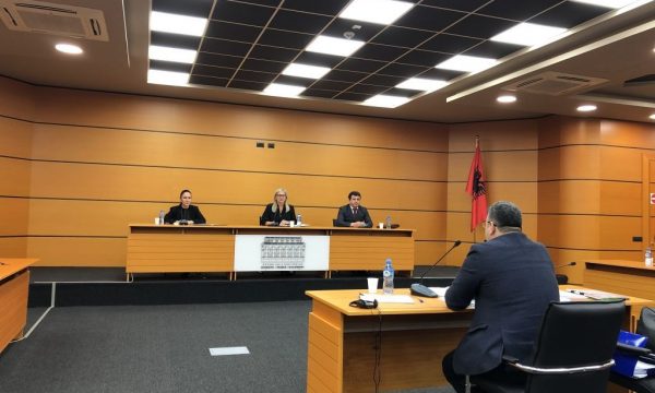Dyshimet për kryeprokurorin, nga kontakti me të dënuar te problemet me pasurinë