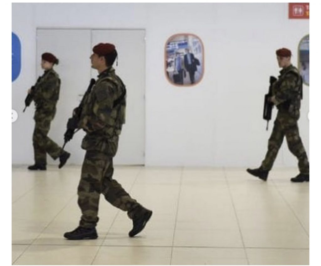 Ushtria në Rinas/ Rama u përgjigjet akuzave me foto duke ngaterruar  sulmet terroriste me grabitjet kriminale