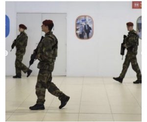Ushtria në Rinas/ Rama u përgjigjet akuzave me foto duke ngaterruar  sulmet terroriste me grabitjet kriminale