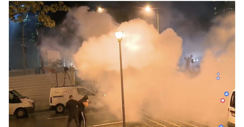 Policia përdor  gaz lotësjellës ndaj protestuesve