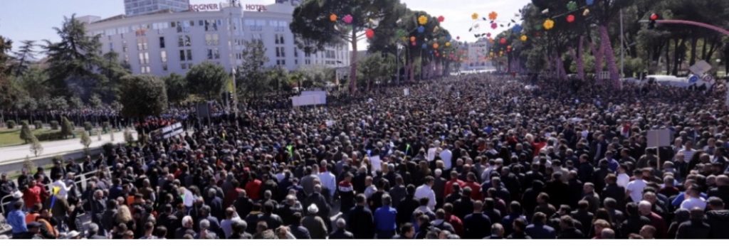 Protesta/ Opozita edhe pse mot me shi kërkon të sfidojë  Ramën , i cili ndodhet për vizitë jashtë