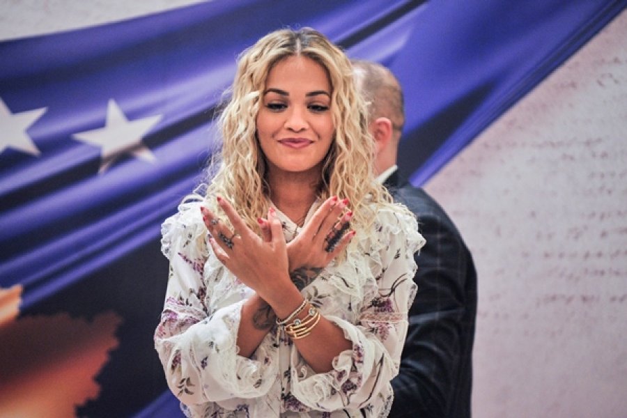 VIDEO/ Rita Ora: Jam krenare që më është dhënë mundësia t’i ndihmoj të rinjtë e vendit tim
