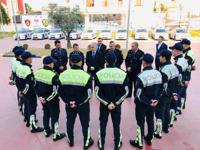 MINISTRI LLESHAJ TAKON 3 EFEKTIVËT QË NDALUAN GRABITËSIN NË TIRANË: AKTI JUAJ, MODEL SUKSESI QË DUHET NXITUR!