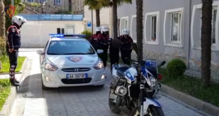 SHPËRNDANTE DROGË DHE MBANTE ARMË PA LEJE, ARRESTOHET I RIU VLONJAT