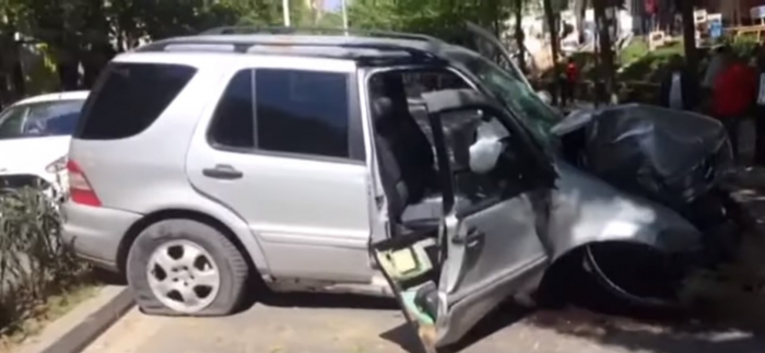 AKSIDENT NË TIRANË, MAKINA PËRPLAS MOTOÇIKLETËN TE ‘RRUGA E DURRËSIT’