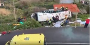 Përmbyset autobusi me turistë, 28 të vdekur