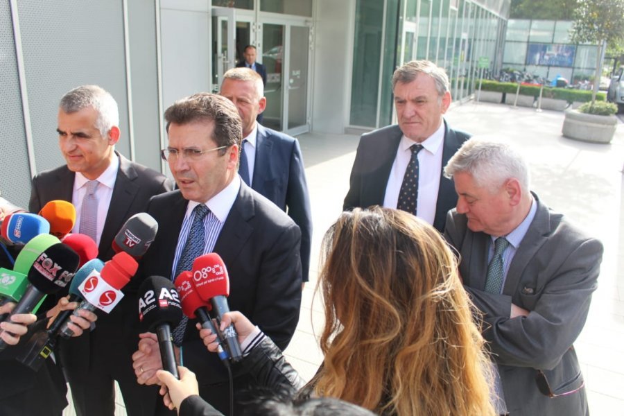 Krerët e 5 partive opozitare në Presidencë, takim me Metën