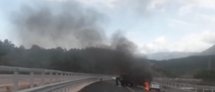 FOTO/ Makina përfshihet nga flakët në autostradën Tiranë-Elbasan