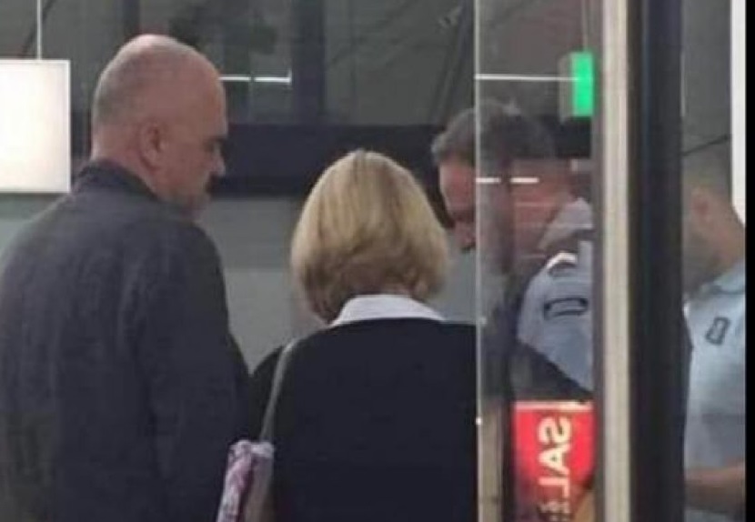 FOTO/ Kur Rama i nënshtrohej kontrollit special nga policia holandeze